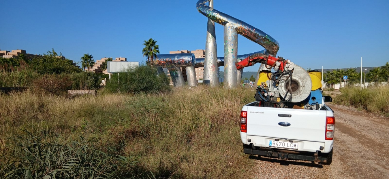 La Diputació realitza el major desplegament aeri i terrestre de tractaments contra els mosquits en actuar en tots els municipis del litoral de la província