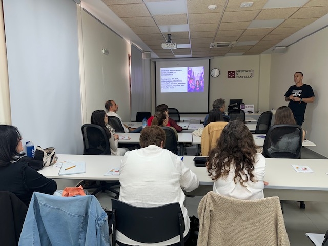 La Diputació de Castelló aborda la prevenció d'addiccions entre joves amb la conferència ‘Nous reptes en l'adolescència: addiccions’