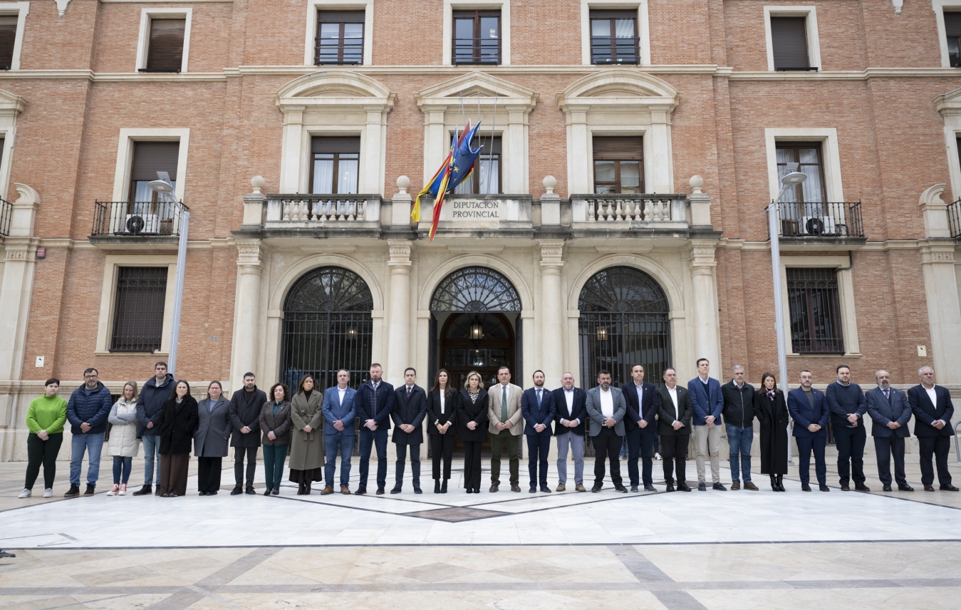 La Diputación de Castellón guarda un minuto de silencio por las víctimas del accidente ferroviario en Adamuz