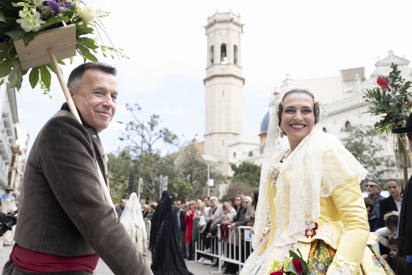 Marta Barrachina compartix amb els veïns i veïnes de Burriana el sentiment faller en l'ofrena a la Mare de Déu de la Misericòrdia