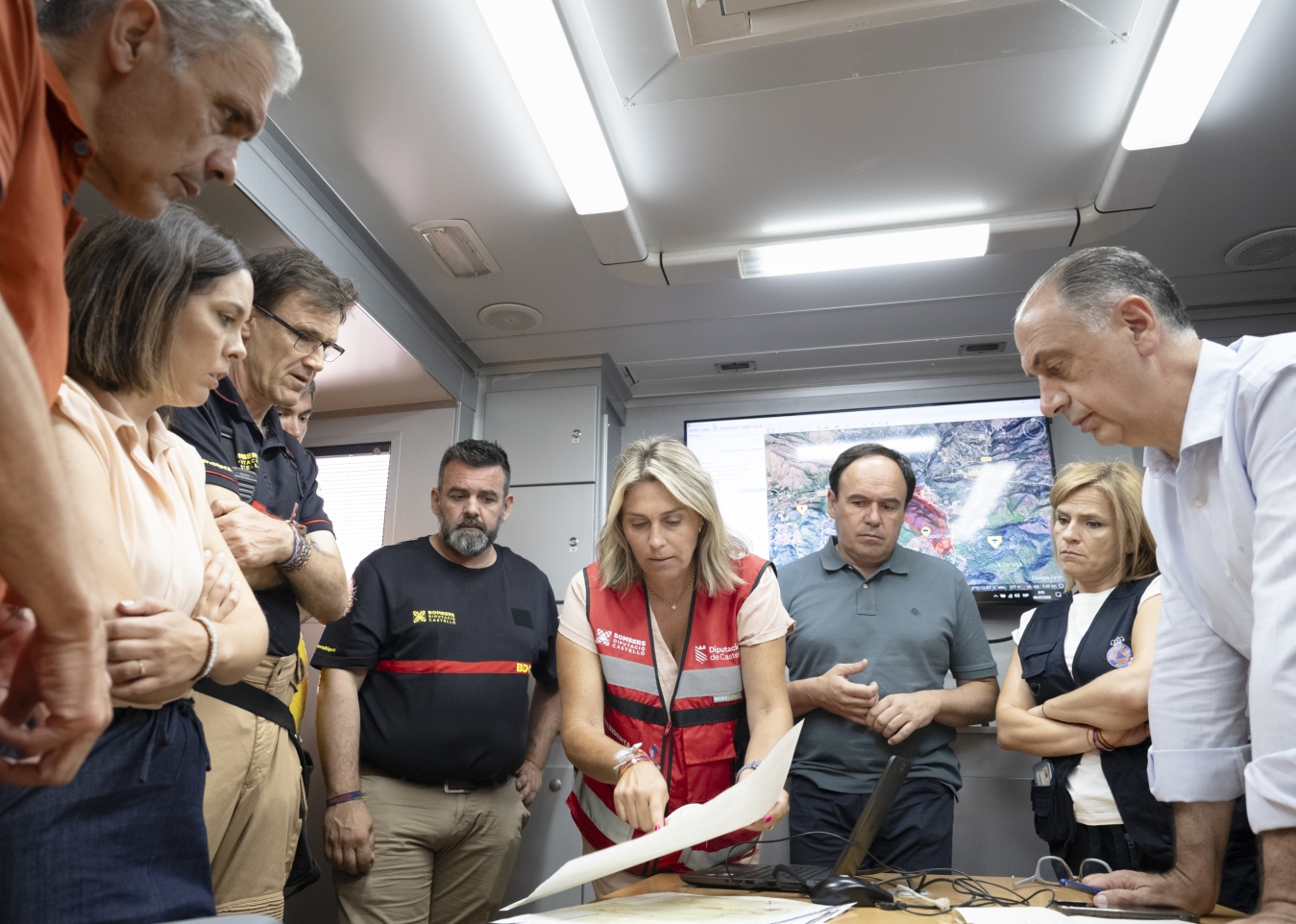 El Consorcio Provincial de Bomberos coordina un amplio dispositivo para mantener el perímetro del incendio forestal de Soneja