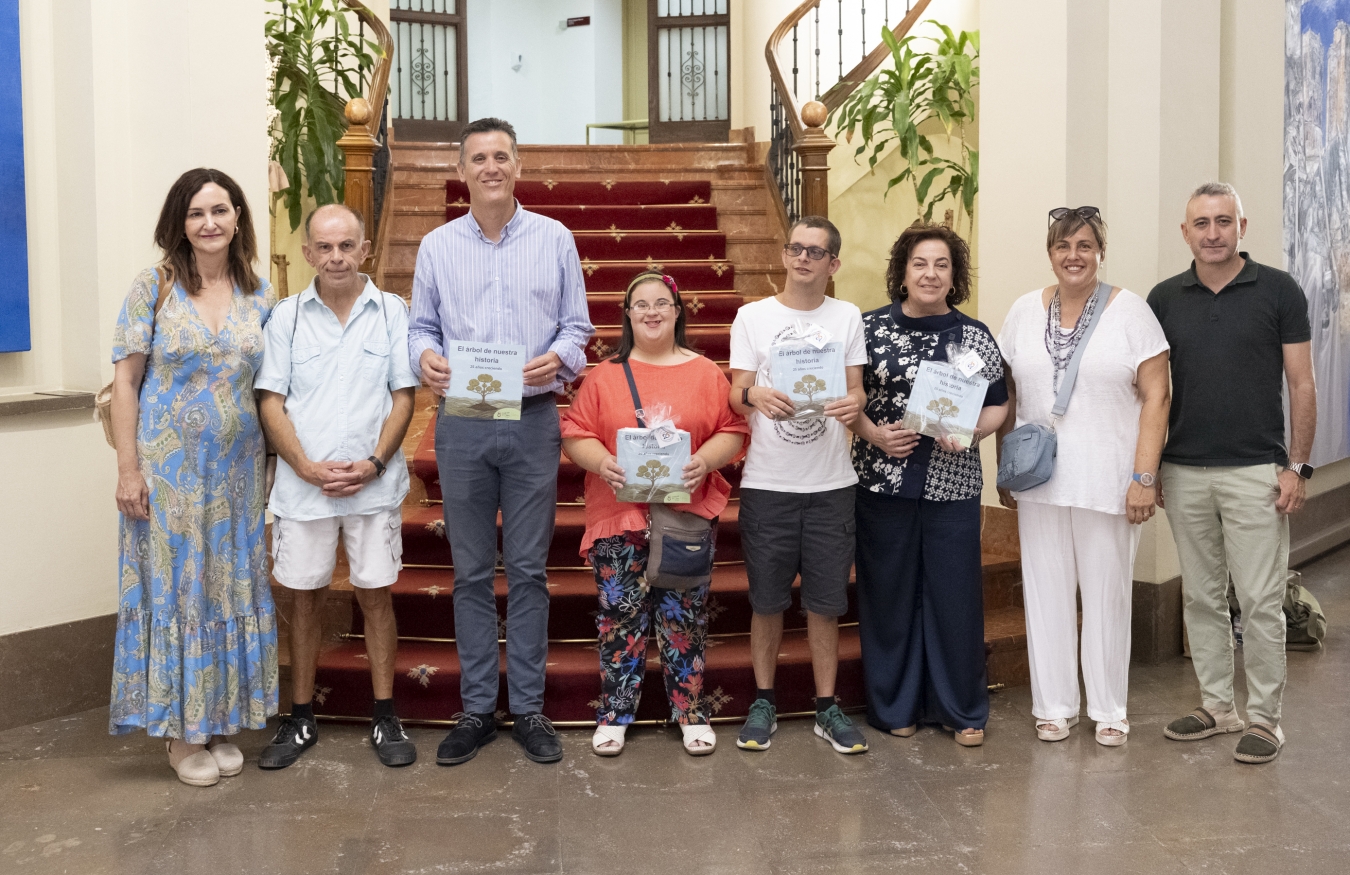 La Diputación conmemora el 25.º aniversario del Centro Ocupacional de Síndrome de Down Castellón con la impresión de ‘El árbol de nuestra historia, 25 años creciendo’