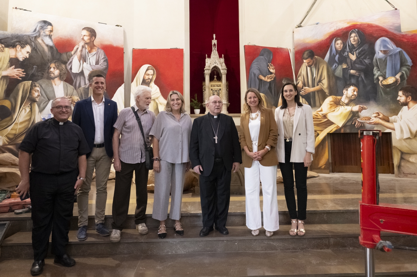 Marta Barrachina asiste a la instalación del lienzo de Traver Calzada en la Concatedral de Castellón